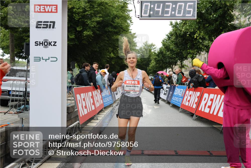 14.06.2026 - REWE Women's Run Strokosch-Dieckow http://msf.ph/oto/9758056 14.06.2026 09:43:27 Ziel 11126 meine-sportfotos.de
