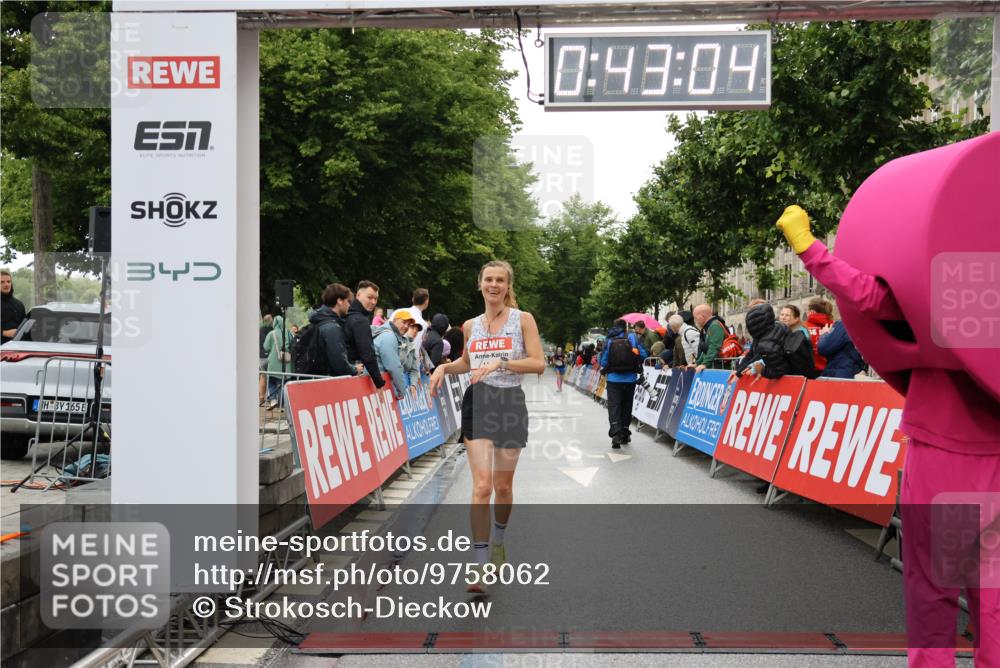 14.06.2026 - REWE Women's Run Strokosch-Dieckow http://msf.ph/oto/9758062 14.06.2026 09:43:27 Ziel 11126 meine-sportfotos.de