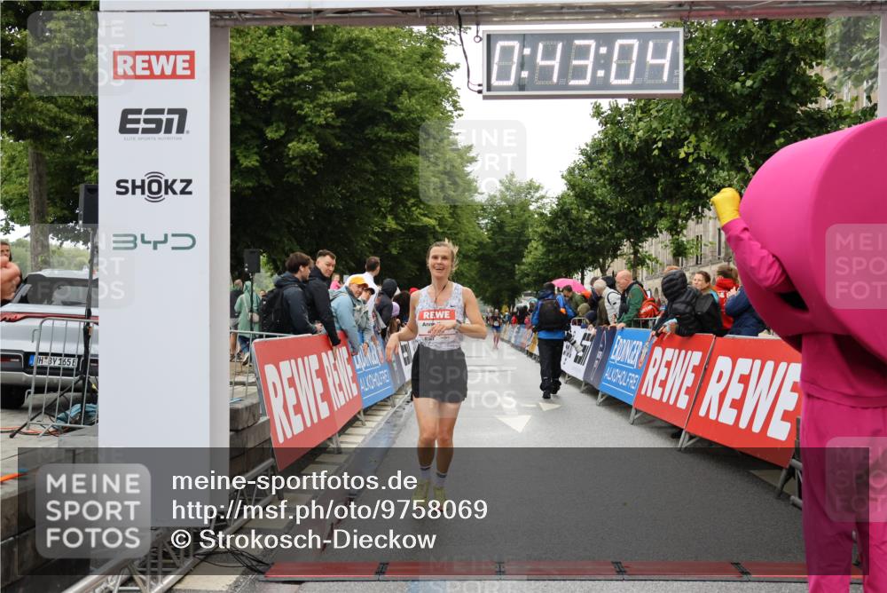 14.06.2026 - REWE Women's Run Strokosch-Dieckow http://msf.ph/oto/9758069 14.06.2026 09:43:27 Ziel 11126 meine-sportfotos.de