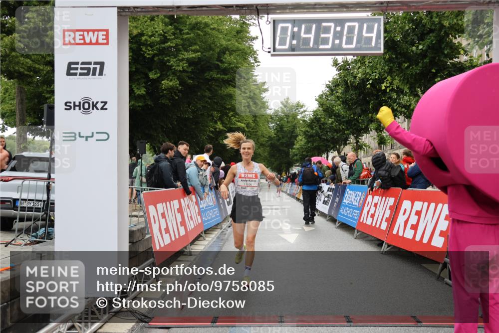 14.06.2026 - REWE Women's Run Strokosch-Dieckow http://msf.ph/oto/9758085 14.06.2026 09:43:27 Ziel 11126 meine-sportfotos.de