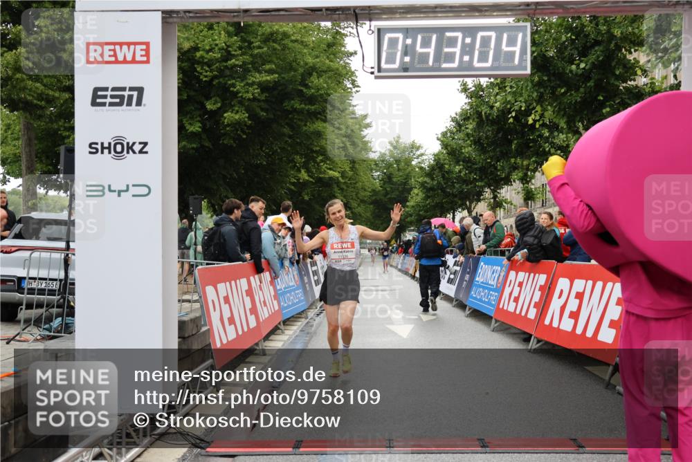 14.06.2026 - REWE Women's Run Strokosch-Dieckow http://msf.ph/oto/9758109 14.06.2026 09:43:26 Ziel 11126 meine-sportfotos.de