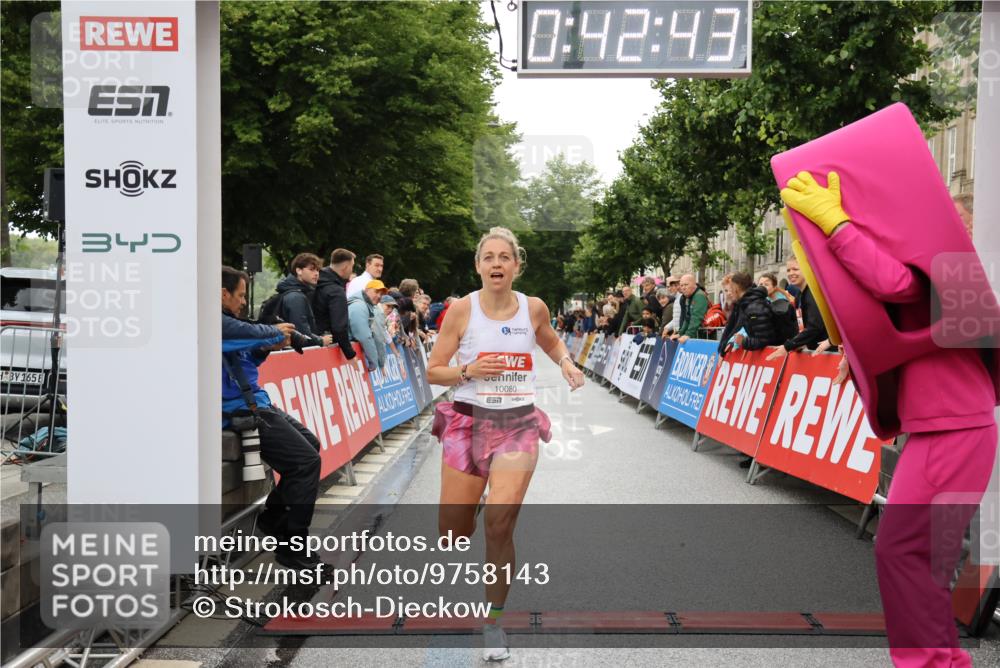 14.06.2026 - REWE Women's Run Strokosch-Dieckow http://msf.ph/oto/9758143 14.06.2026 09:43:06 Ziel 10080, 10992 meine-sportfotos.de