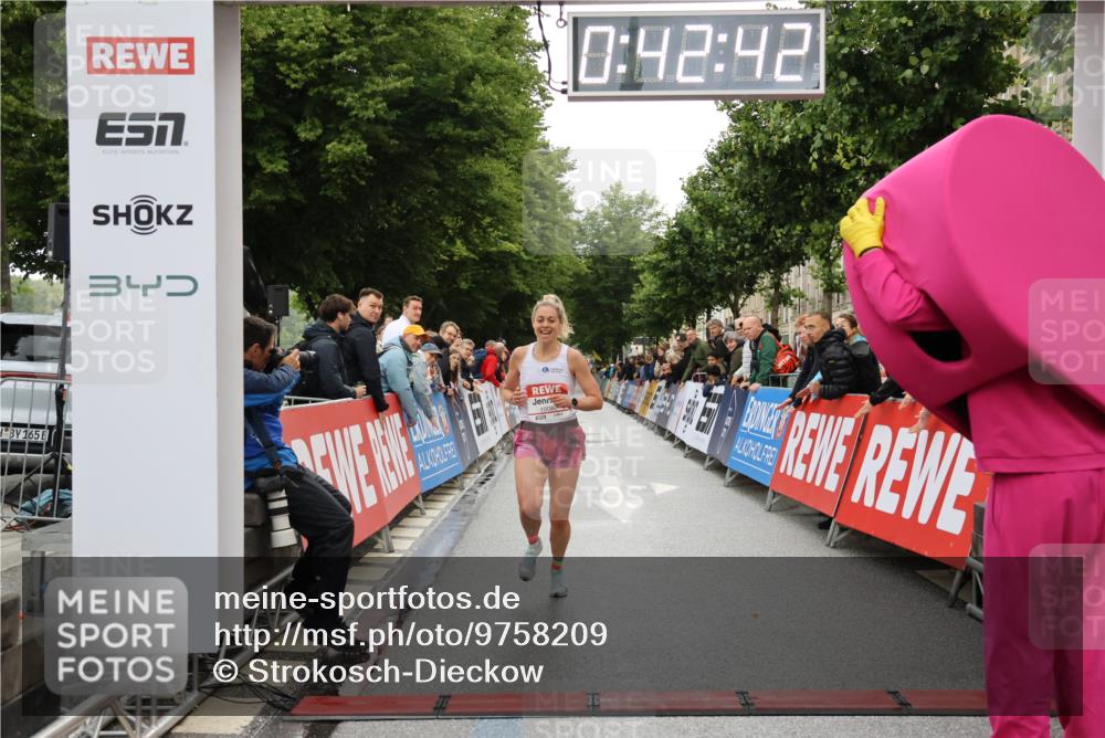 14.06.2026 - REWE Women's Run Strokosch-Dieckow http://msf.ph/oto/9758209 14.06.2026 09:43:05 Ziel 10080, 10992 meine-sportfotos.de