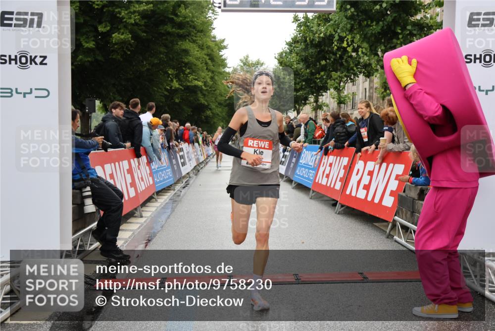14.06.2026 - REWE Women's Run Strokosch-Dieckow http://msf.ph/oto/9758230 14.06.2026 09:43:01 Ziel 10080, 10992 meine-sportfotos.de