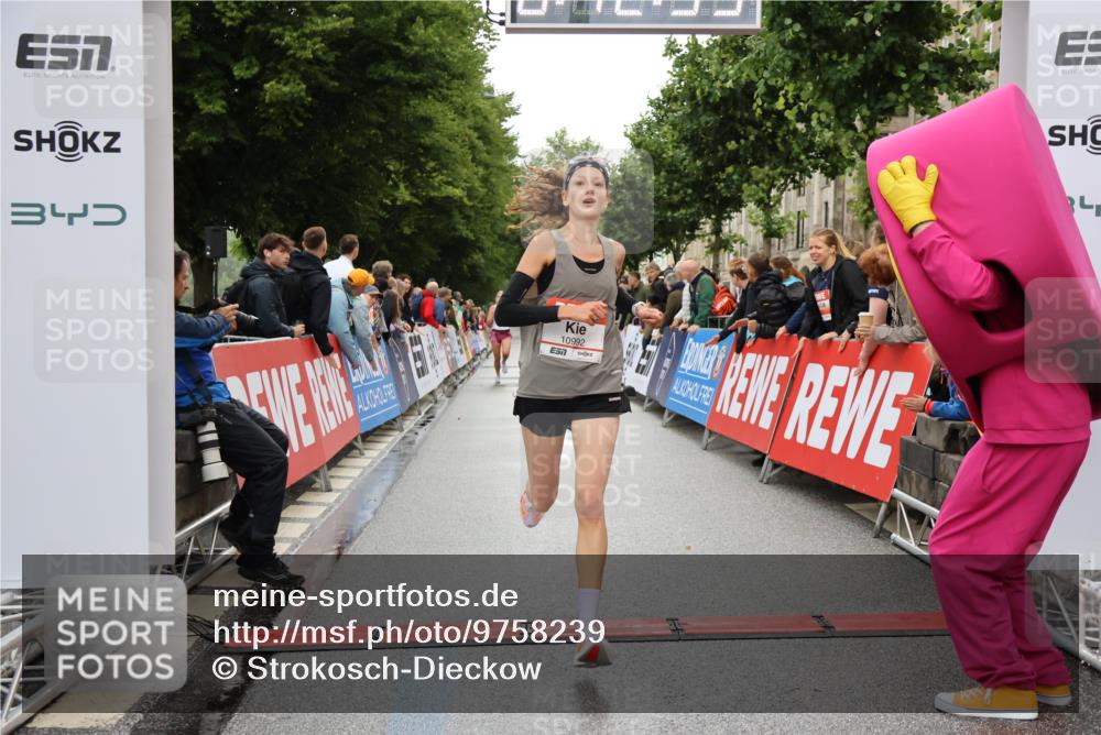 14.06.2026 - REWE Women's Run Strokosch-Dieckow http://msf.ph/oto/9758239 14.06.2026 09:43:01 Ziel 10080, 10992 meine-sportfotos.de