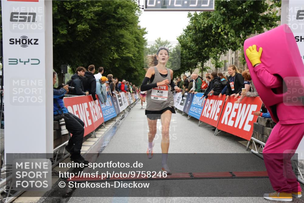 14.06.2026 - REWE Women's Run Strokosch-Dieckow http://msf.ph/oto/9758246 14.06.2026 09:43:01 Ziel 10080, 10992 meine-sportfotos.de