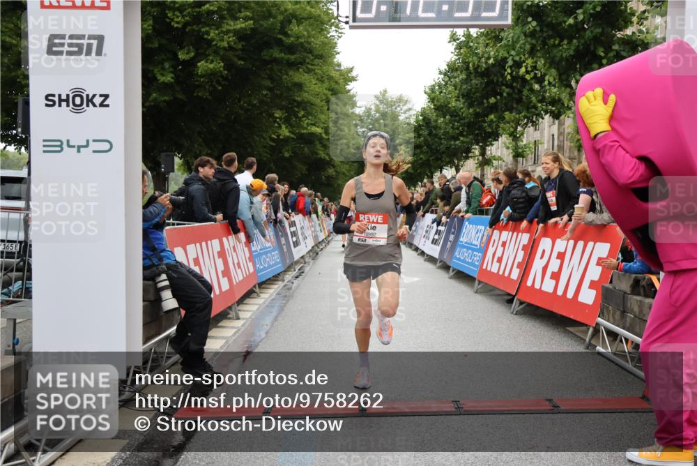 14.06.2026 - REWE Women's Run Strokosch-Dieckow http://msf.ph/oto/9758262 14.06.2026 09:43:01 Ziel 10080, 10992 meine-sportfotos.de