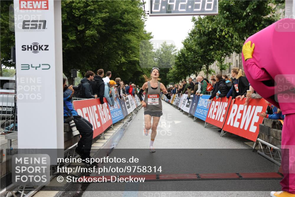14.06.2026 - REWE Women's Run Strokosch-Dieckow http://msf.ph/oto/9758314 14.06.2026 09:43:01 Ziel 10080, 10992 meine-sportfotos.de