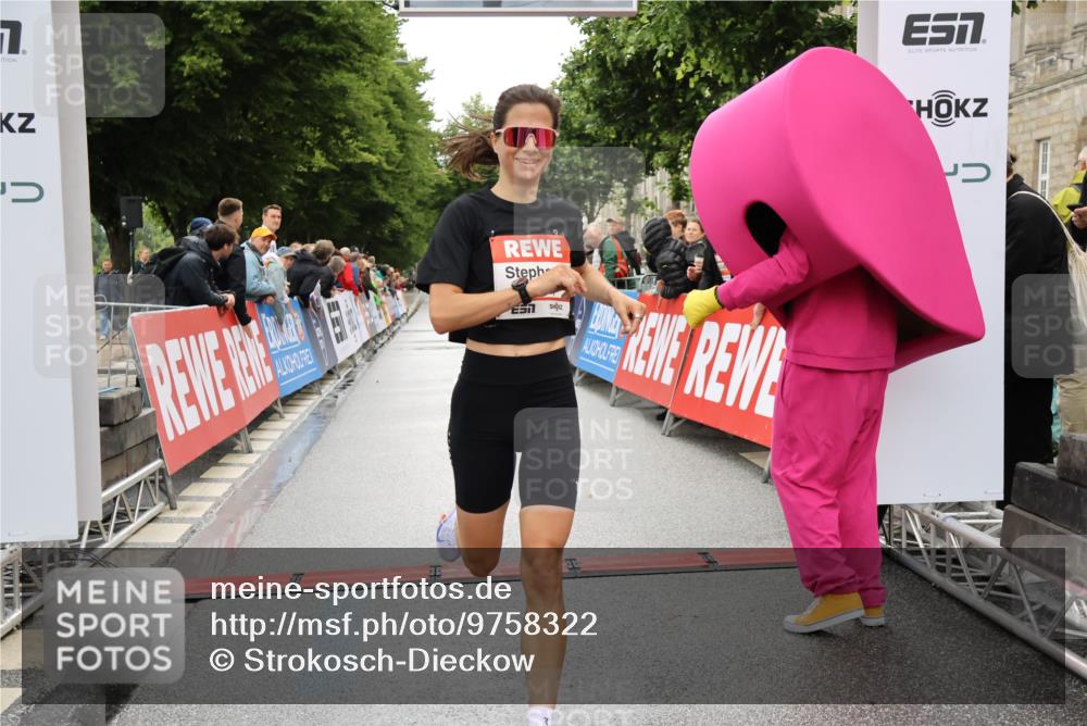 14.06.2026 - REWE Women's Run Strokosch-Dieckow http://msf.ph/oto/9758322 14.06.2026 09:42:15 Ziel 11471 meine-sportfotos.de