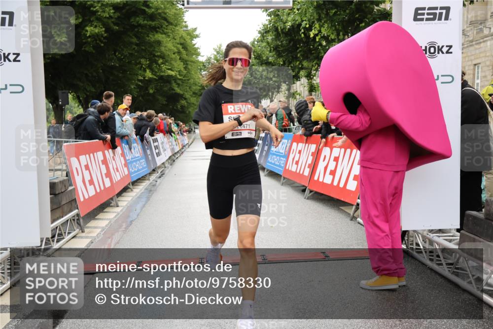 14.06.2026 - REWE Women's Run Strokosch-Dieckow http://msf.ph/oto/9758330 14.06.2026 09:42:15 Ziel 11471 meine-sportfotos.de