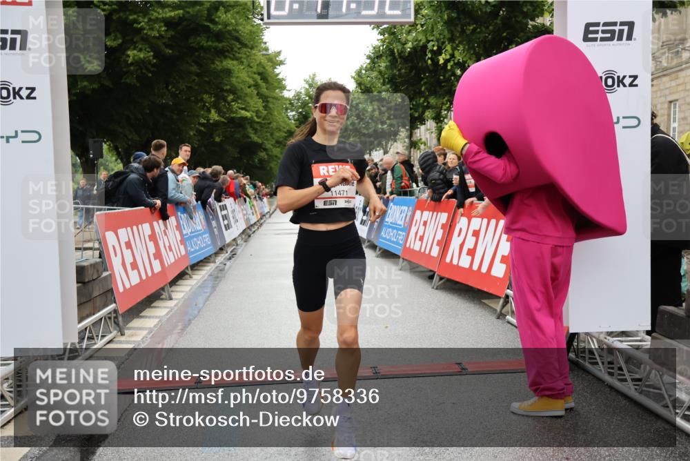 14.06.2026 - REWE Women's Run Strokosch-Dieckow http://msf.ph/oto/9758336 14.06.2026 09:42:14 Ziel 11471 meine-sportfotos.de