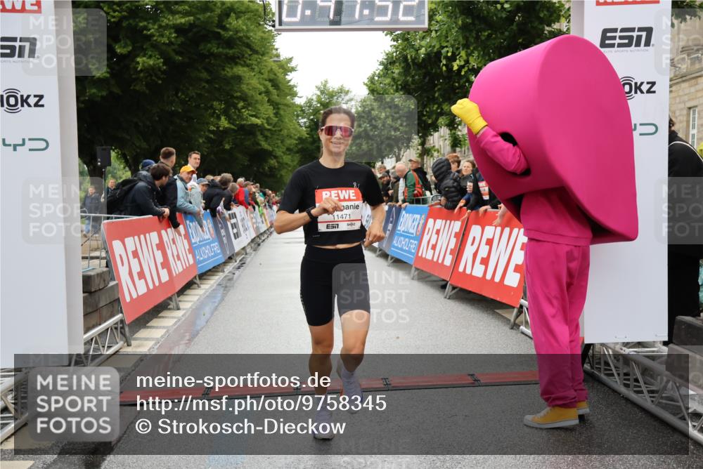 14.06.2026 - REWE Women's Run Strokosch-Dieckow http://msf.ph/oto/9758345 14.06.2026 09:42:14 Ziel 11471 meine-sportfotos.de