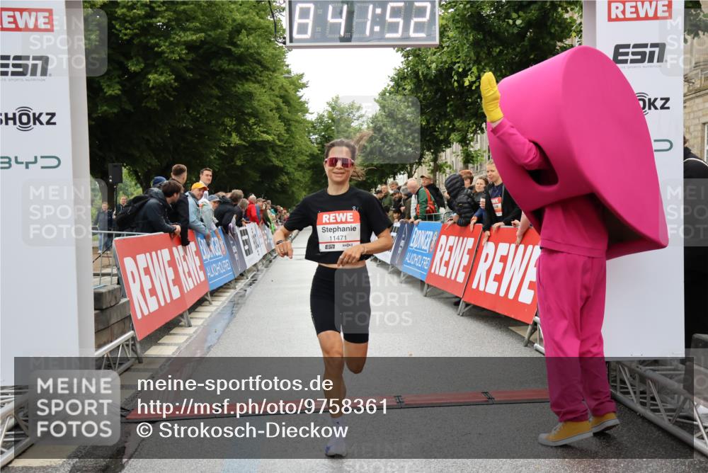 14.06.2026 - REWE Women's Run Strokosch-Dieckow http://msf.ph/oto/9758361 14.06.2026 09:42:14 Ziel 11471 meine-sportfotos.de