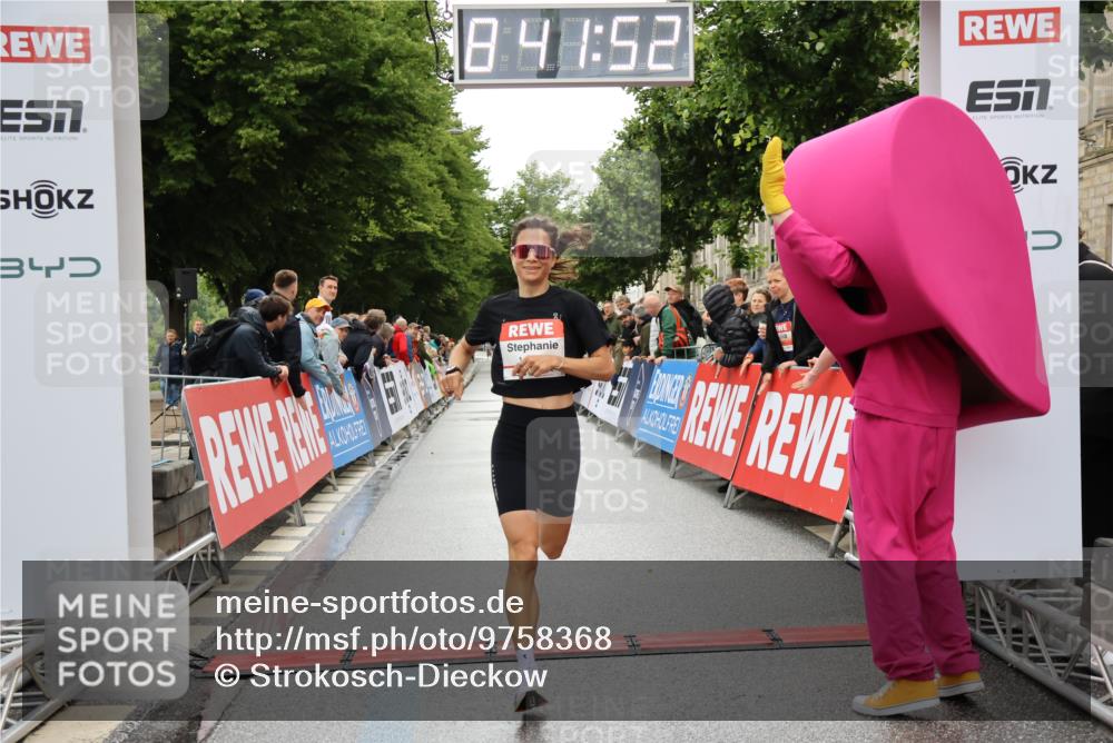 14.06.2026 - REWE Women's Run Strokosch-Dieckow http://msf.ph/oto/9758368 14.06.2026 09:42:14 Ziel 11471 meine-sportfotos.de