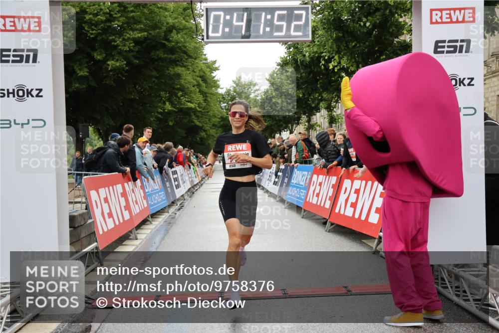 14.06.2026 - REWE Women's Run Strokosch-Dieckow http://msf.ph/oto/9758376 14.06.2026 09:42:14 Ziel 11471 meine-sportfotos.de