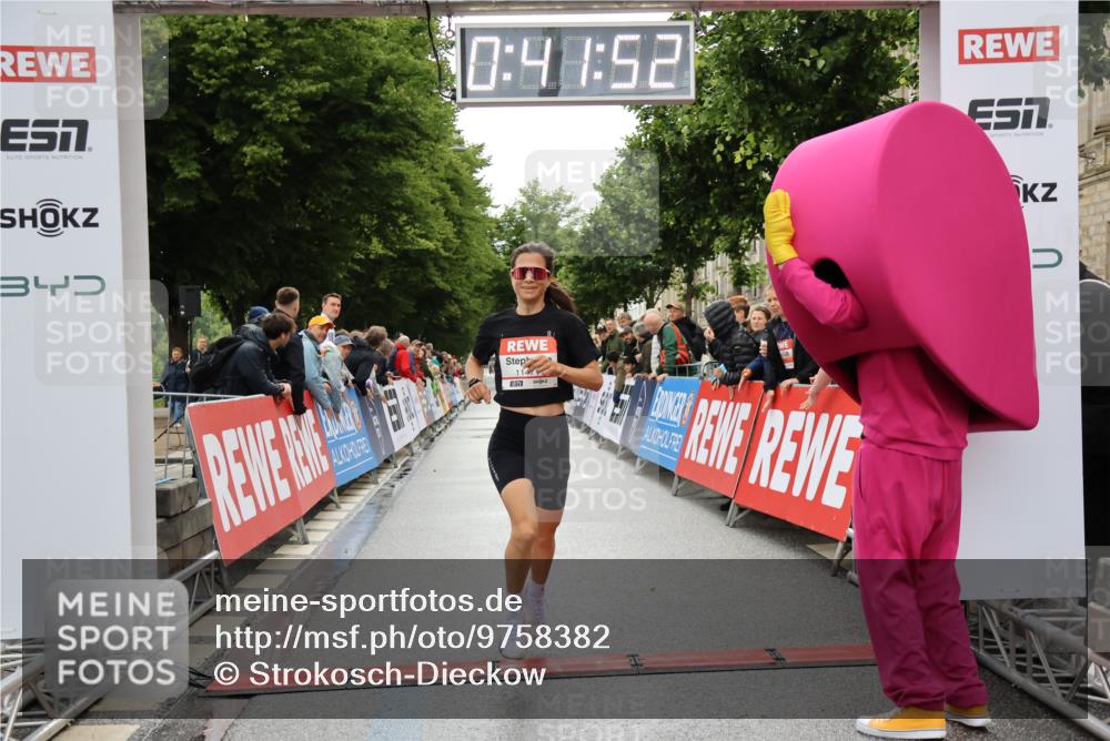 14.06.2026 - REWE Women's Run Strokosch-Dieckow http://msf.ph/oto/9758382 14.06.2026 09:42:14 Ziel 11471 meine-sportfotos.de