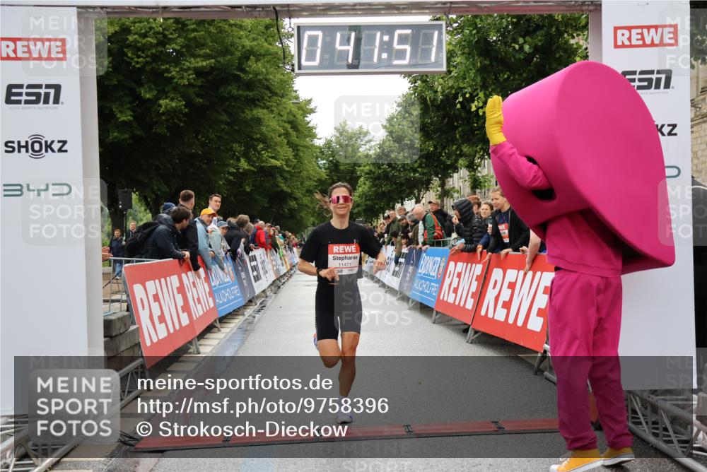 14.06.2026 - REWE Women's Run Strokosch-Dieckow http://msf.ph/oto/9758396 14.06.2026 09:42:14 Ziel 11471 meine-sportfotos.de
