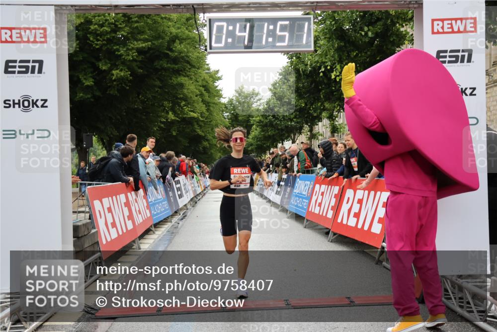 14.06.2026 - REWE Women's Run Strokosch-Dieckow http://msf.ph/oto/9758407 14.06.2026 09:42:14 Ziel 11471 meine-sportfotos.de