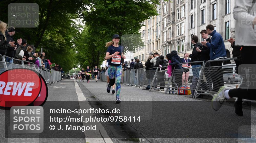 14.06.2026 - REWE Women's Run J. Mangold http://msf.ph/oto/9758414 14.06.2026 10:59:24 Ziel 5418, 5536, 5560, 5634, 5642, 5928, 6017 meine-sportfotos.de