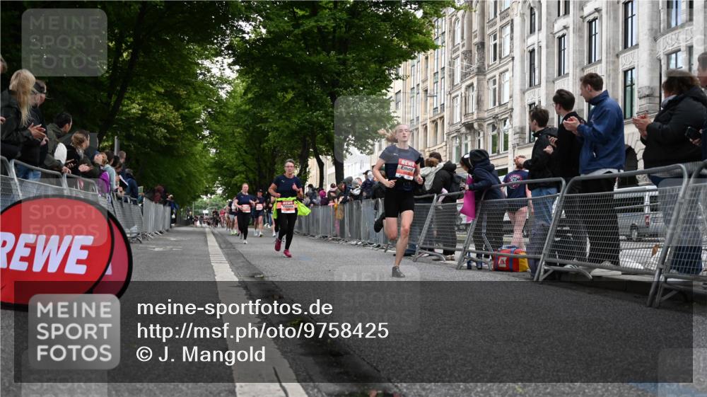 14.06.2026 - REWE Women's Run J. Mangold http://msf.ph/oto/9758425 14.06.2026 10:59:29 Ziel 5139, 5258, 5886, 5928, 6017 meine-sportfotos.de
