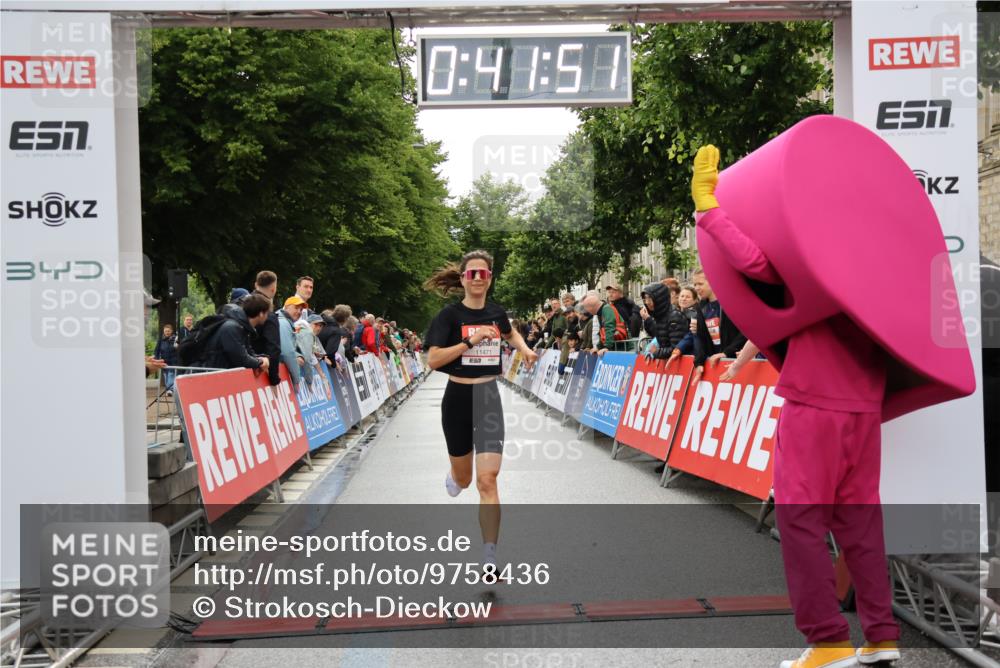 14.06.2026 - REWE Women's Run Strokosch-Dieckow http://msf.ph/oto/9758436 14.06.2026 09:42:14 Ziel 11471 meine-sportfotos.de