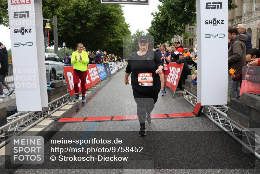 14.06.2026 - REWE Women's Run Strokosch-Dieckow http://msf.ph/oto/9758452 14.06.2026 11:26:58 Ziel 5562 meine-sportfotos.de
