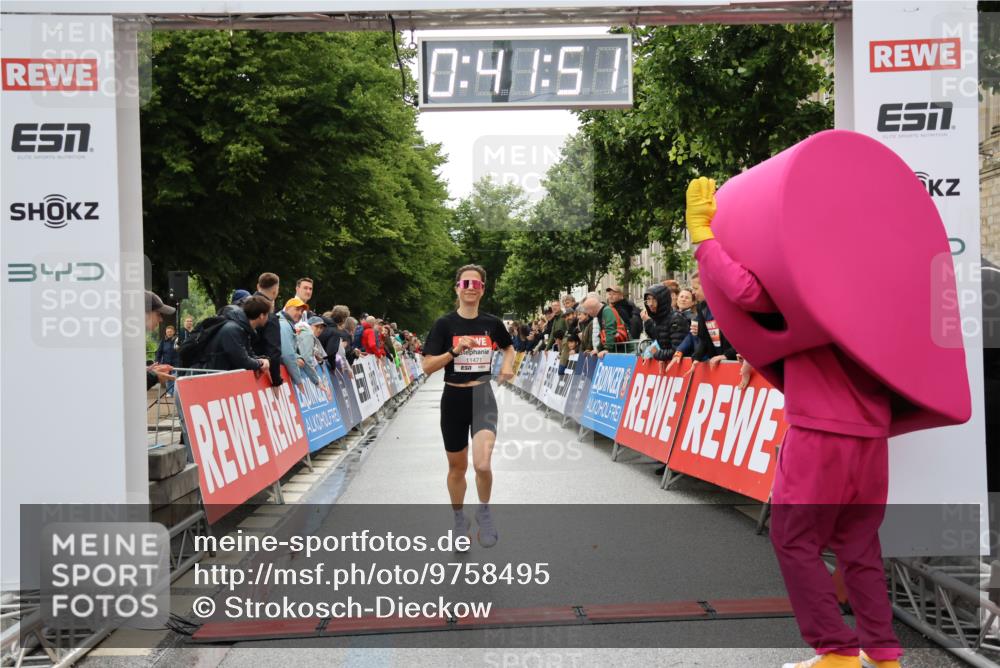 14.06.2026 - REWE Women's Run Strokosch-Dieckow http://msf.ph/oto/9758495 14.06.2026 09:42:14 Ziel 11471 meine-sportfotos.de