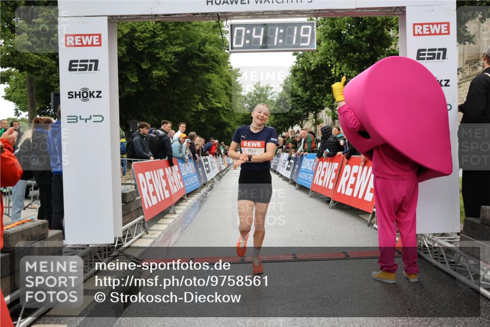 14.06.2026 - REWE Women's Run Strokosch-Dieckow http://msf.ph/oto/9758561 14.06.2026 09:41:41 Ziel 11507 meine-sportfotos.de