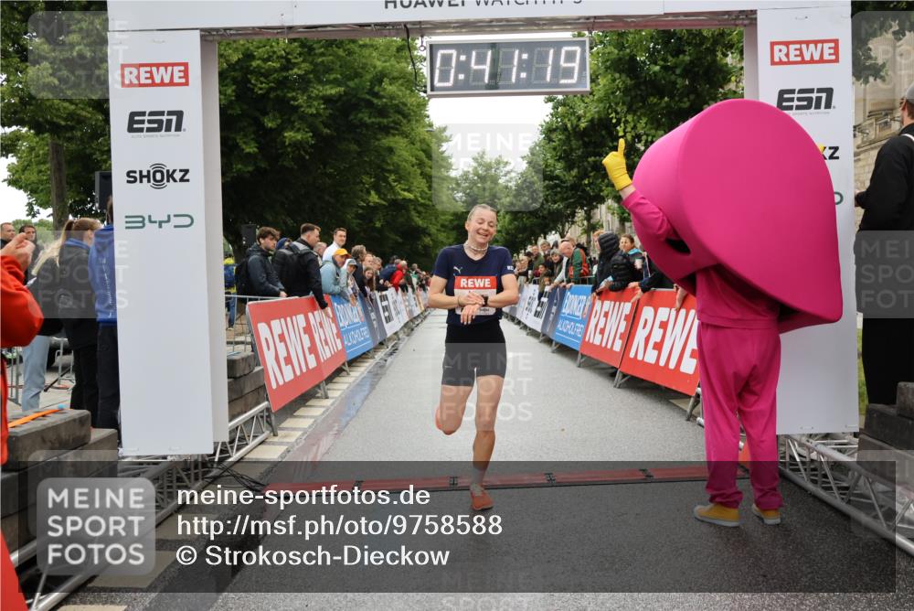 14.06.2026 - REWE Women's Run Strokosch-Dieckow http://msf.ph/oto/9758588 14.06.2026 09:41:41 Ziel 11507 meine-sportfotos.de