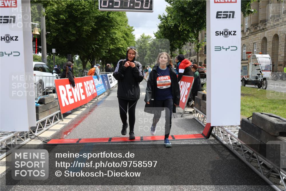 14.06.2026 - REWE Women's Run Strokosch-Dieckow http://msf.ph/oto/9758597 14.06.2026 11:22:19 Ziel 5390, 5622, 6021 meine-sportfotos.de