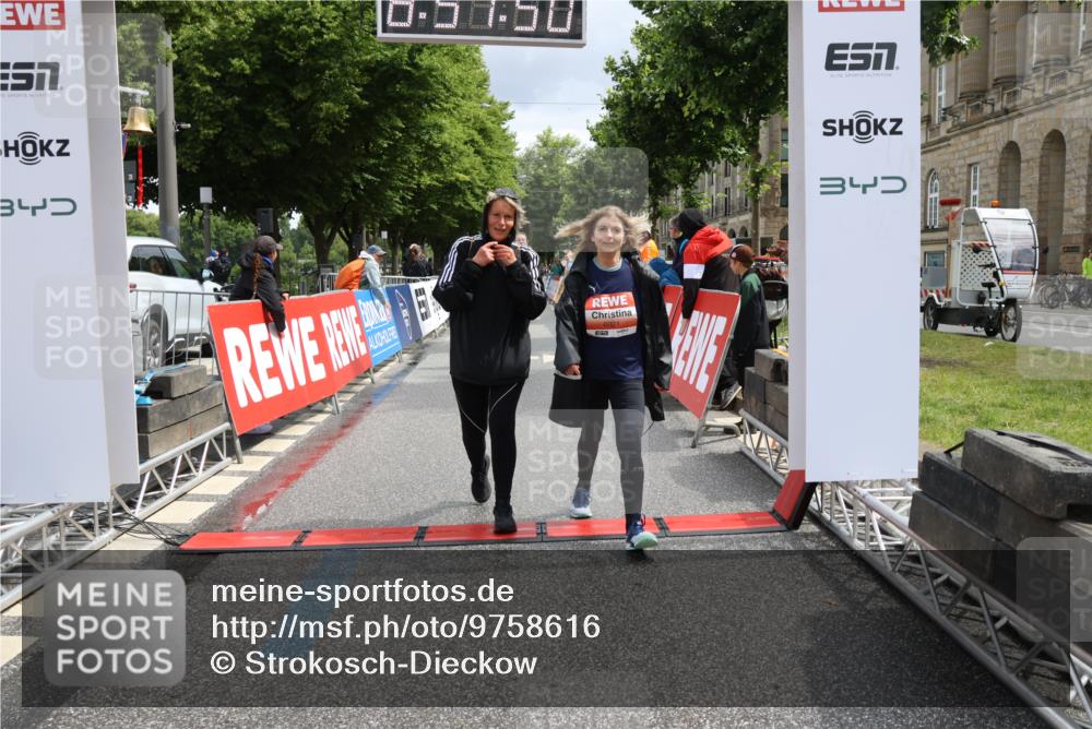 14.06.2026 - REWE Women's Run Strokosch-Dieckow http://msf.ph/oto/9758616 14.06.2026 11:22:19 Ziel 5390, 5622, 6021 meine-sportfotos.de