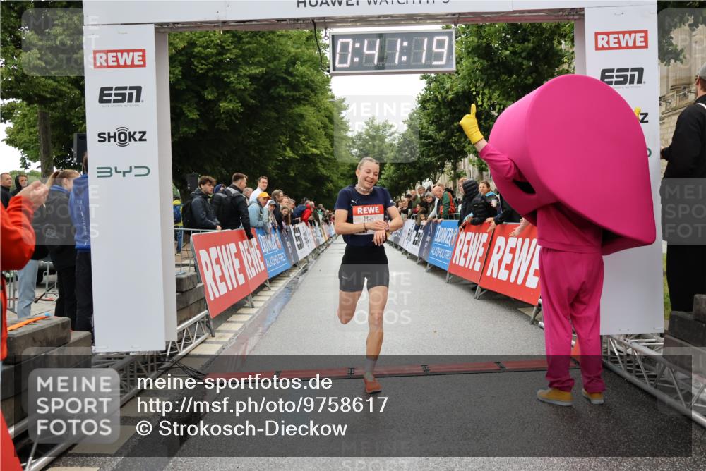 14.06.2026 - REWE Women's Run Strokosch-Dieckow http://msf.ph/oto/9758617 14.06.2026 09:41:41 Ziel 11507 meine-sportfotos.de