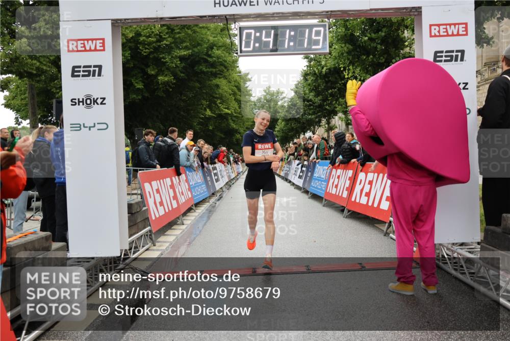14.06.2026 - REWE Women's Run Strokosch-Dieckow http://msf.ph/oto/9758679 14.06.2026 09:41:41 Ziel 11507 meine-sportfotos.de