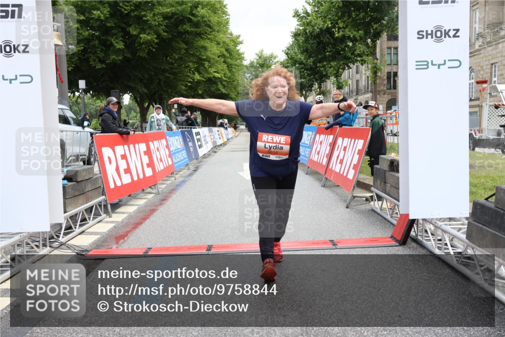 14.06.2026 - REWE Women's Run Strokosch-Dieckow http://msf.ph/oto/9758844 14.06.2026 11:21:17 Ziel 5654 meine-sportfotos.de