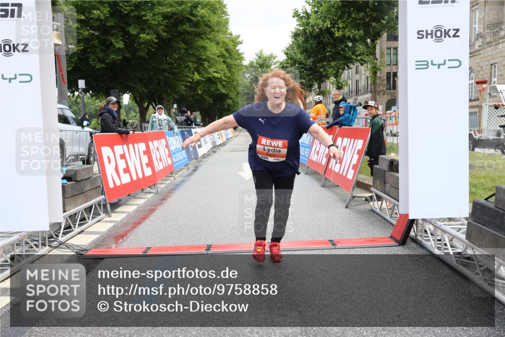 14.06.2026 - REWE Women's Run Strokosch-Dieckow http://msf.ph/oto/9758858 14.06.2026 11:21:17 Ziel 5654 meine-sportfotos.de