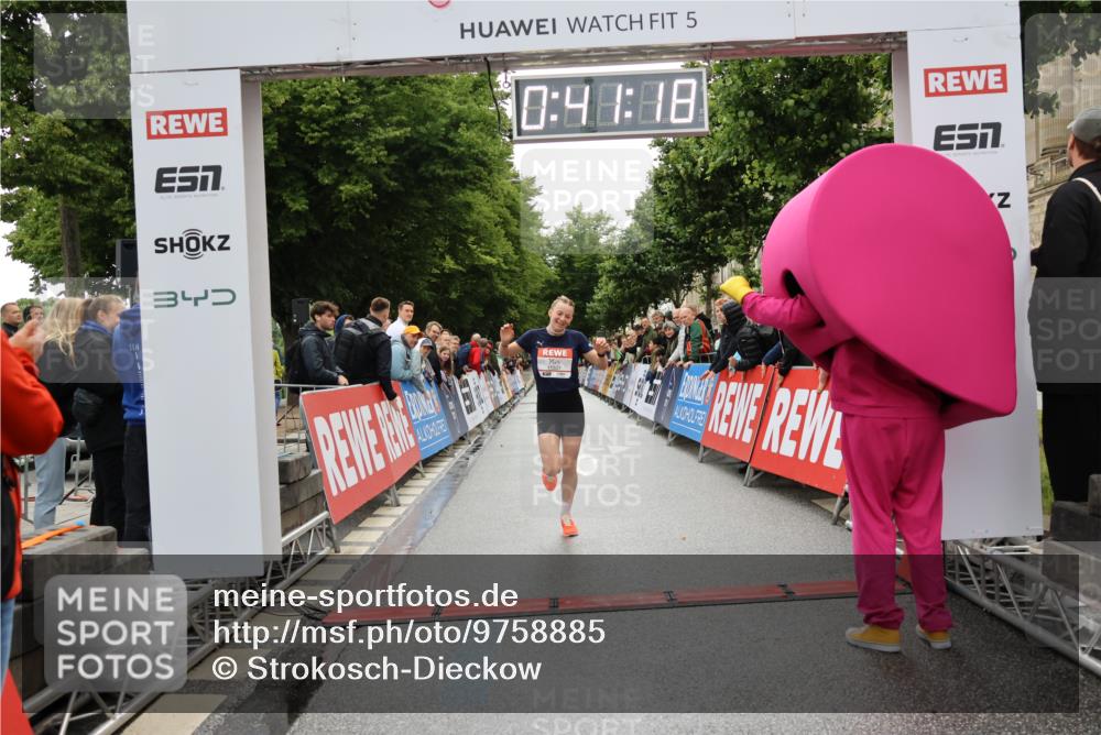 14.06.2026 - REWE Women's Run Strokosch-Dieckow http://msf.ph/oto/9758885 14.06.2026 09:41:40 Ziel 11507 meine-sportfotos.de