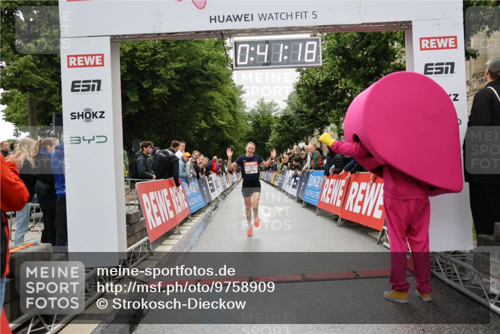 14.06.2026 - REWE Women's Run Strokosch-Dieckow http://msf.ph/oto/9758909 14.06.2026 09:41:40 Ziel 11507 meine-sportfotos.de