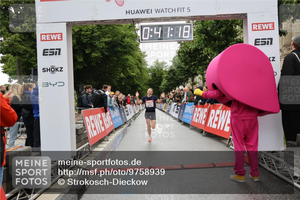 14.06.2026 - REWE Women's Run Strokosch-Dieckow http://msf.ph/oto/9758939 14.06.2026 09:41:40 Ziel 11507 meine-sportfotos.de