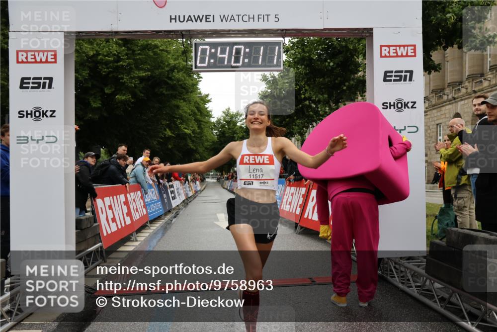 14.06.2026 - REWE Women's Run Strokosch-Dieckow http://msf.ph/oto/9758963 14.06.2026 09:40:33 Ziel 11517 meine-sportfotos.de