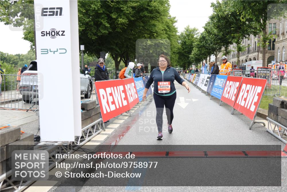 14.06.2026 - REWE Women's Run Strokosch-Dieckow http://msf.ph/oto/9758977 14.06.2026 11:20:35 Ziel 5997 meine-sportfotos.de
