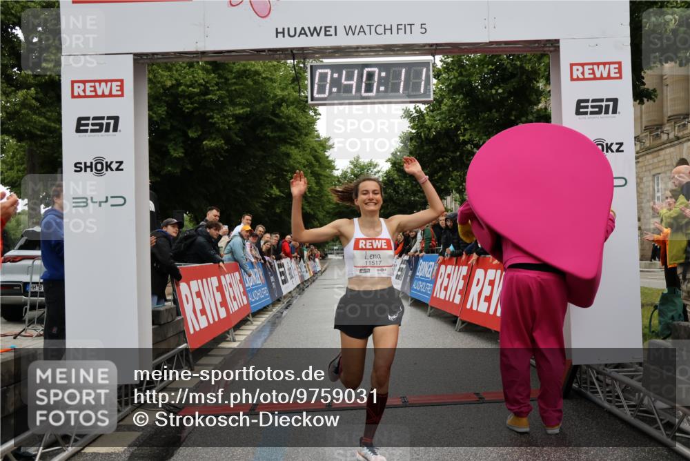 14.06.2026 - REWE Women's Run Strokosch-Dieckow http://msf.ph/oto/9759031 14.06.2026 09:40:33 Ziel 11517 meine-sportfotos.de
