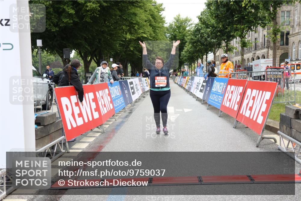 14.06.2026 - REWE Women's Run Strokosch-Dieckow http://msf.ph/oto/9759037 14.06.2026 11:20:34 Ziel 5997 meine-sportfotos.de