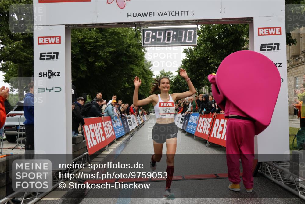 14.06.2026 - REWE Women's Run Strokosch-Dieckow http://msf.ph/oto/9759053 14.06.2026 09:40:33 Ziel 11517 meine-sportfotos.de