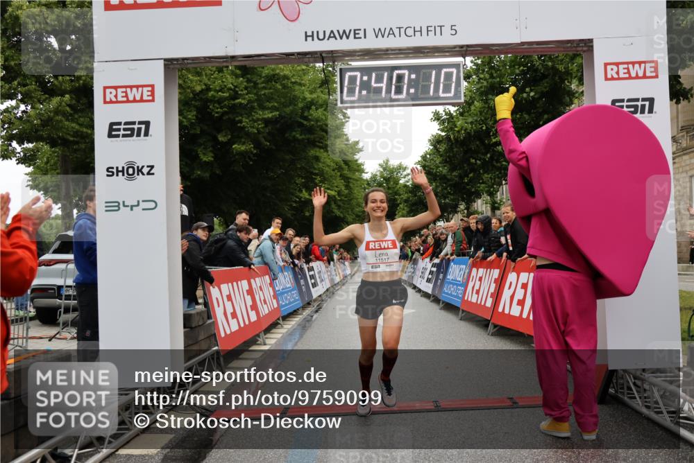 14.06.2026 - REWE Women's Run Strokosch-Dieckow http://msf.ph/oto/9759099 14.06.2026 09:40:33 Ziel 11517 meine-sportfotos.de