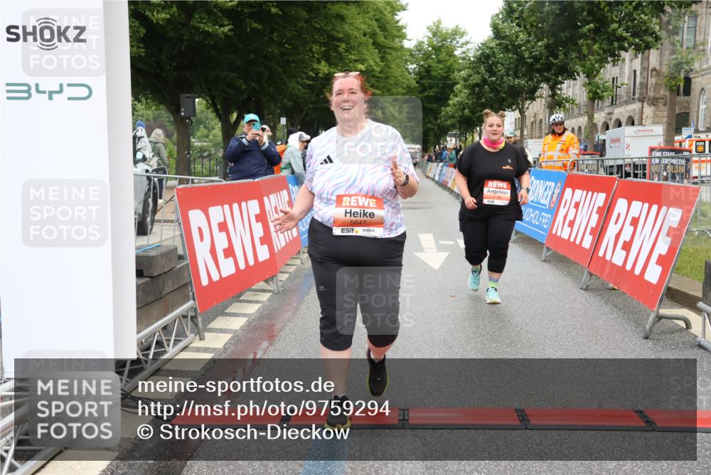 14.06.2026 - REWE Women's Run Strokosch-Dieckow http://msf.ph/oto/9759294 14.06.2026 11:19:16 Ziel 5550, 5647, 5738 meine-sportfotos.de