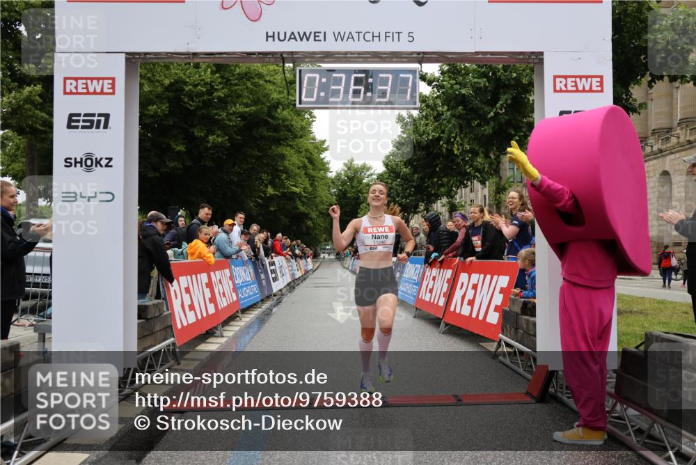 14.06.2026 - REWE Women's Run Strokosch-Dieckow http://msf.ph/oto/9759388 14.06.2026 09:37:00 Ziel 11246 meine-sportfotos.de