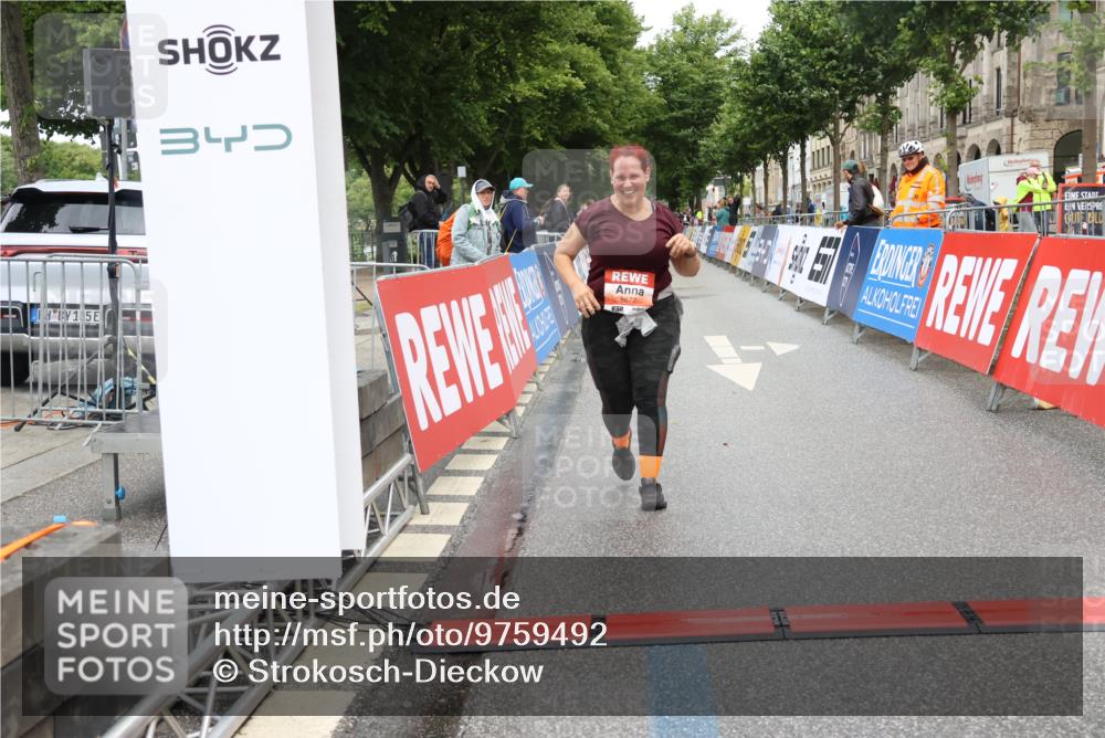 14.06.2026 - REWE Women's Run Strokosch-Dieckow http://msf.ph/oto/9759492 14.06.2026 11:18:04 Ziel 5577 meine-sportfotos.de