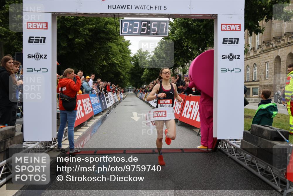 14.06.2026 - REWE Women's Run Strokosch-Dieckow http://msf.ph/oto/9759740 14.06.2026 09:36:19 Ziel 10051 meine-sportfotos.de