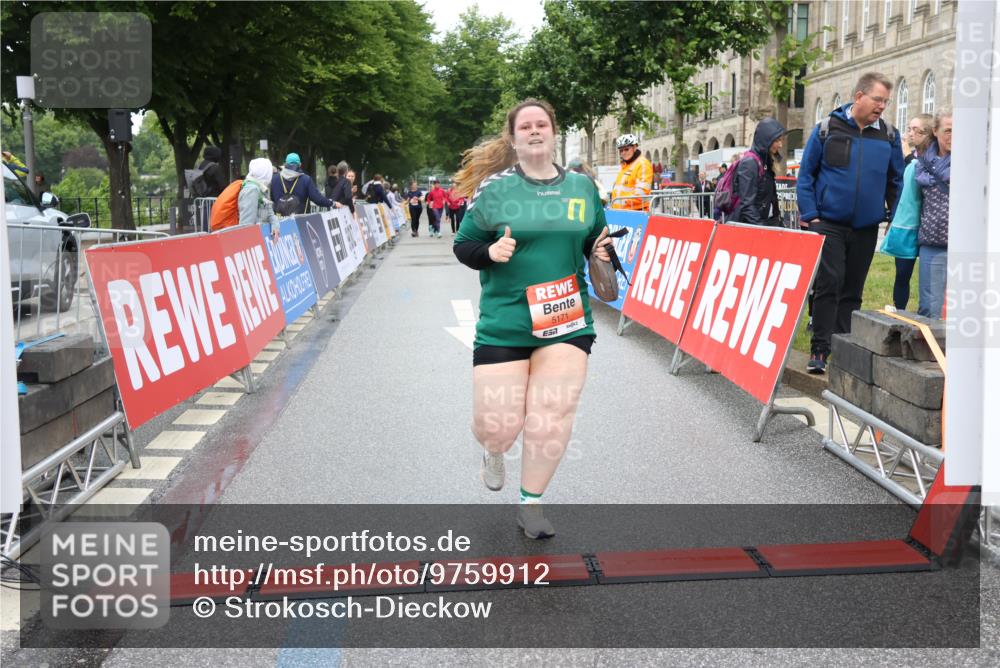 14.06.2026 - REWE Women's Run Strokosch-Dieckow http://msf.ph/oto/9759912 14.06.2026 11:17:15 Ziel 5163, 5171, 5495 meine-sportfotos.de