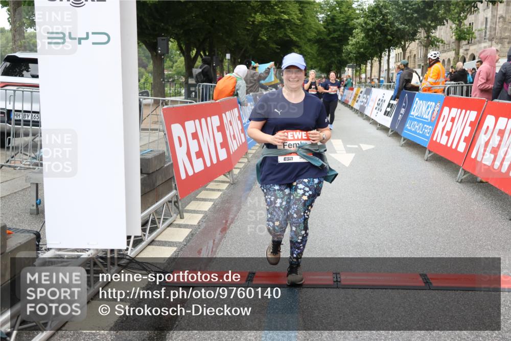 14.06.2026 - REWE Women's Run Strokosch-Dieckow http://msf.ph/oto/9760140 14.06.2026 11:16:54 Ziel 5269, 5506, 5636, 5706 meine-sportfotos.de